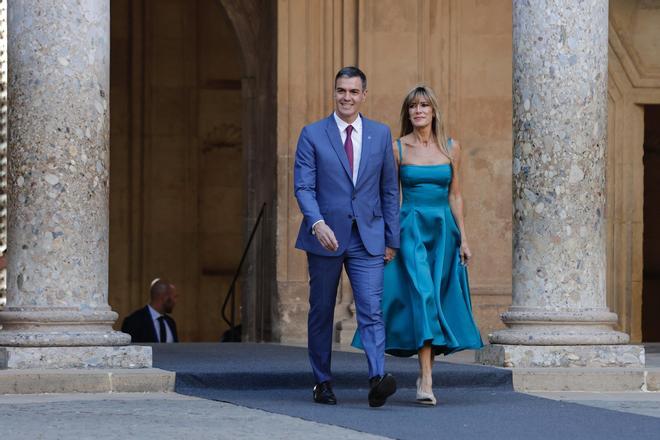 Pedro Sánchez, junto a su mujer Begoña, en la cumbre de Granada