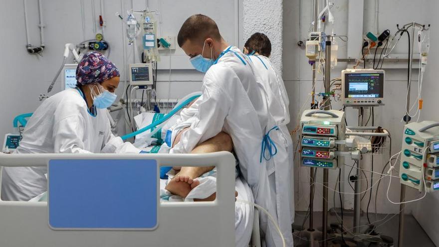 Personal sanitari tracta un pacient ingressat per covid a l&#039;UCI de l&#039;hospital Parc Taulí de Sabadell