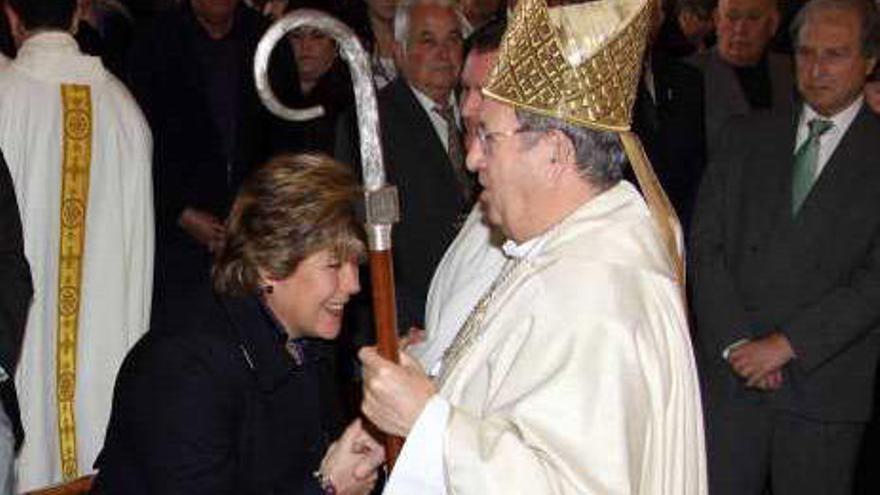 La alcaldesa con el obispo en noviembre de 2010.