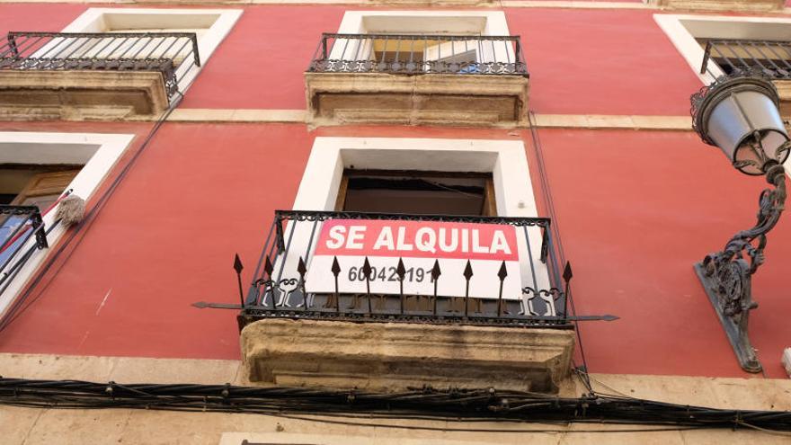 Cartel de se alquila en el balcón de una vivienda