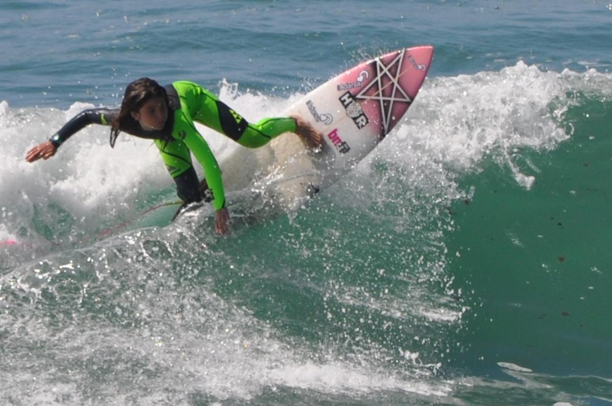 La tapiega surfeando con diez años.