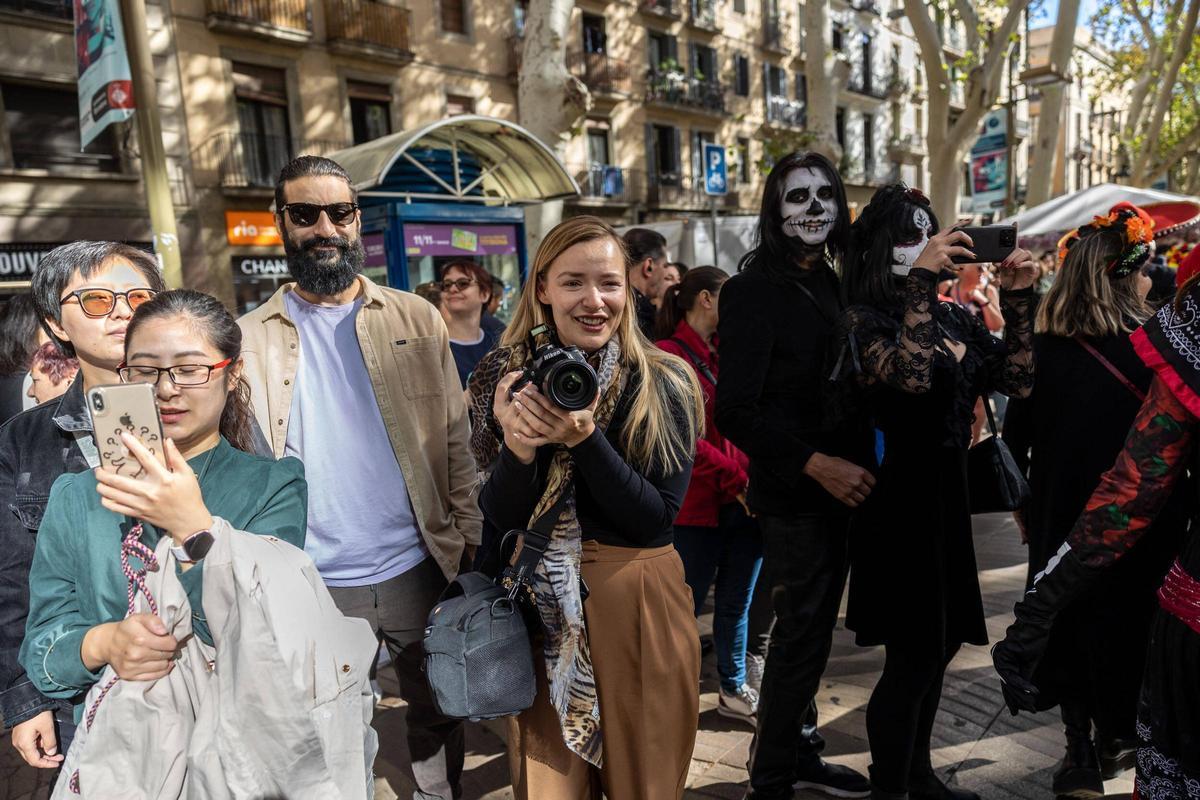 Espectacular desfile de Catrinas por La Rambla