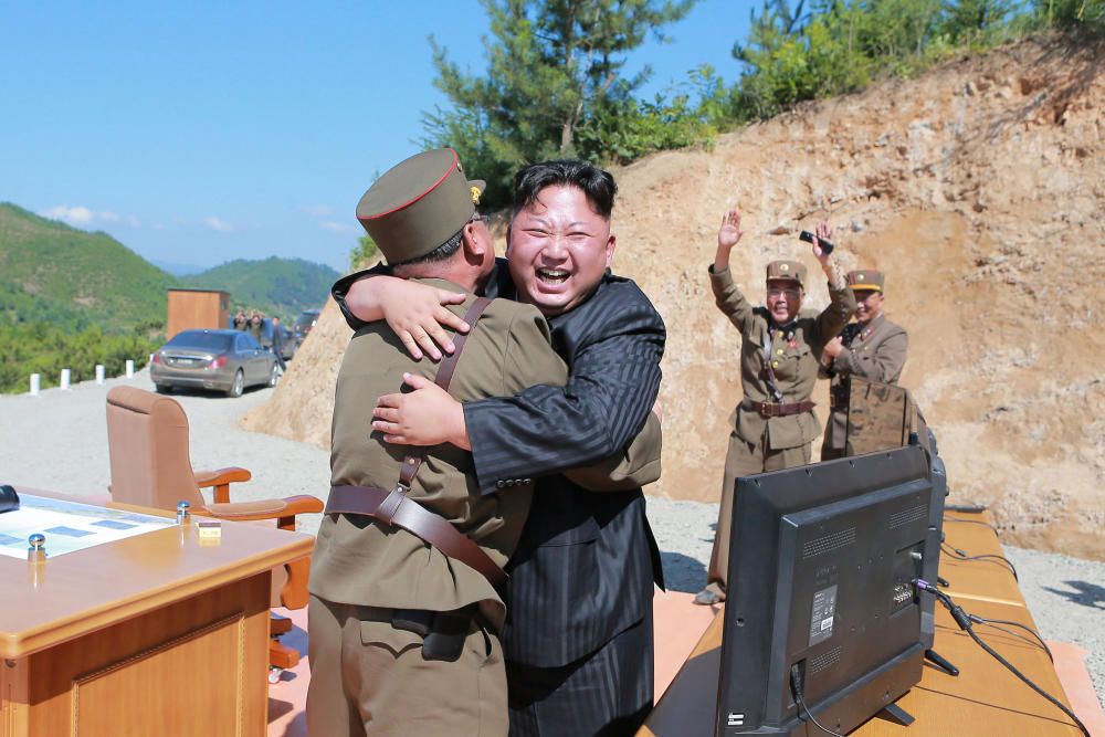 El líder norcoreano Kim Jong Un reacciona con científicos y técnicos de la Academia de Ciencias de Defensa de la RPDC después del lanzamiento del misil balístico intercontinental.