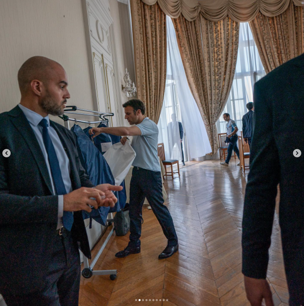 El presidente francés eligiendo camisa para el mítin