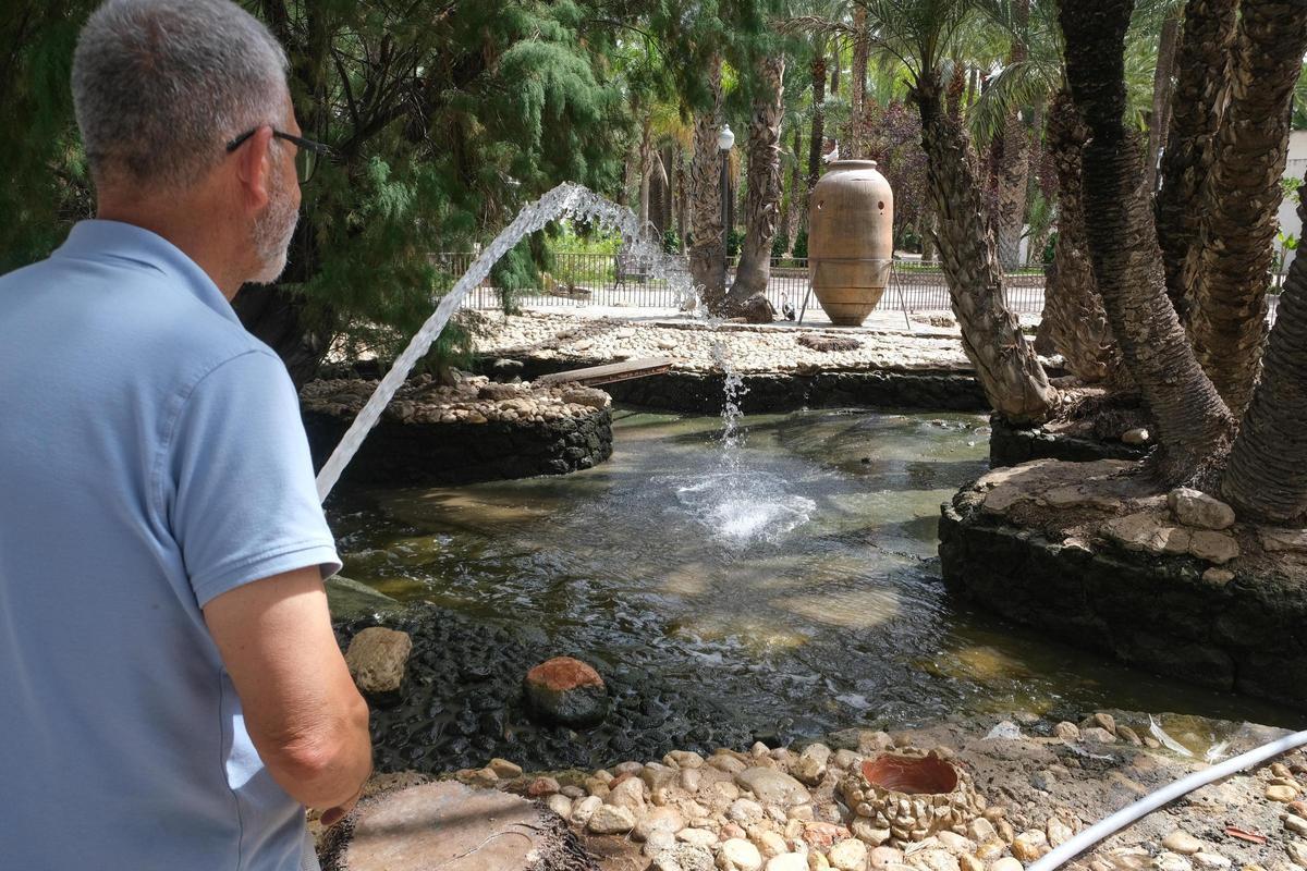 Limpieza del Parque Municipal por un empleado municipal.
