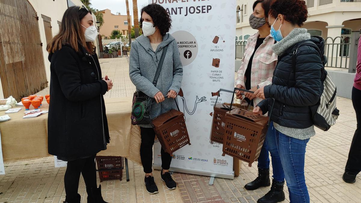 Entrega de cubos de reciclaje en Sant Jordi.