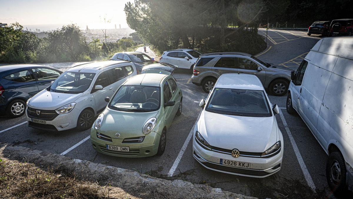 Coches en un parking.