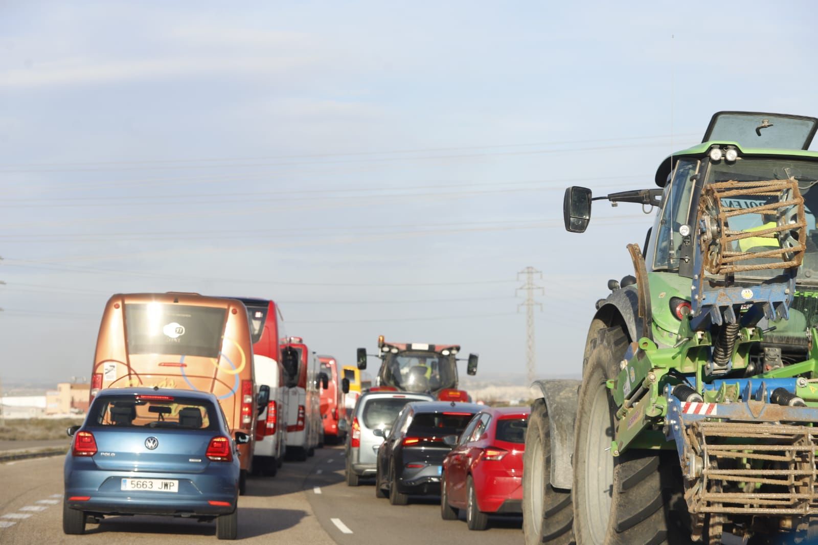 En imágenes | La tractorada paraliza la producción de Stellantis