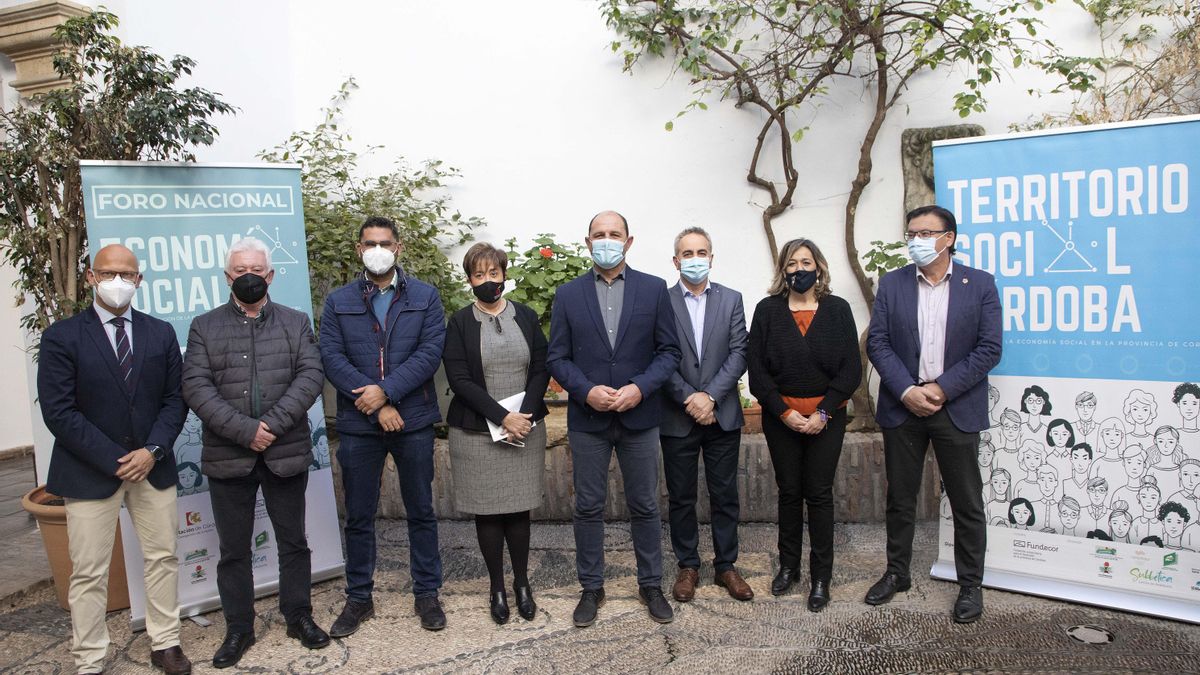 Las autoridades, durante la presentación del Foro de Economía Social.