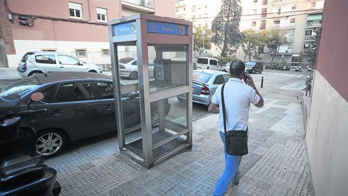 La única cabina de modelo cerrado que queda en Barcelona, en la calle de Lledoner, el pasado viernes.