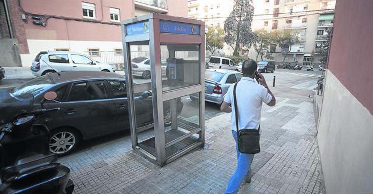 L’única cabina de model tancat que queda a Barcelona, al carrer Lledoner, el passat divendres.