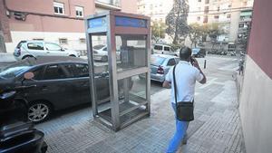 L’única cabina de model tancat que queda a Barcelona, al carrer Lledoner, el passat divendres.
