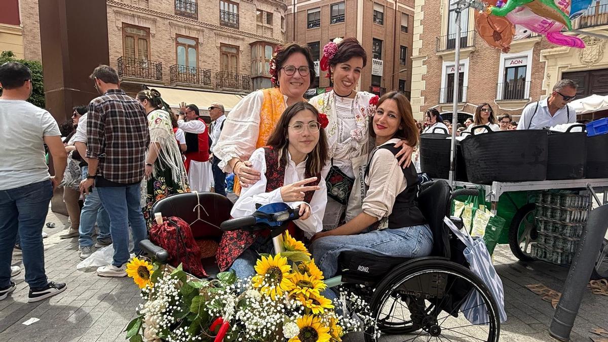 María Moscoso; su madre Isabel Esparica y la compositora Alicia Morote, en el Bando de la Huerta 2026