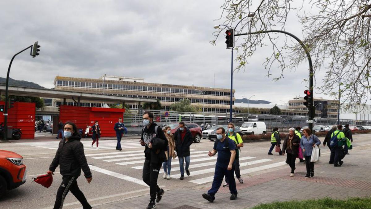 Trabajadores de Stellantis Vigo saliendo de la factoría.  | ALBA VILLAR