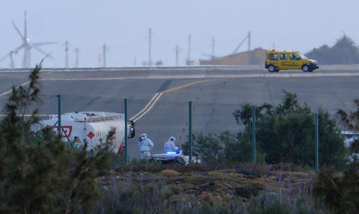 Las imágenes del avión medicalizado con dos infectados por hantavirus en la base aérea de Gando, en Gran Canaria