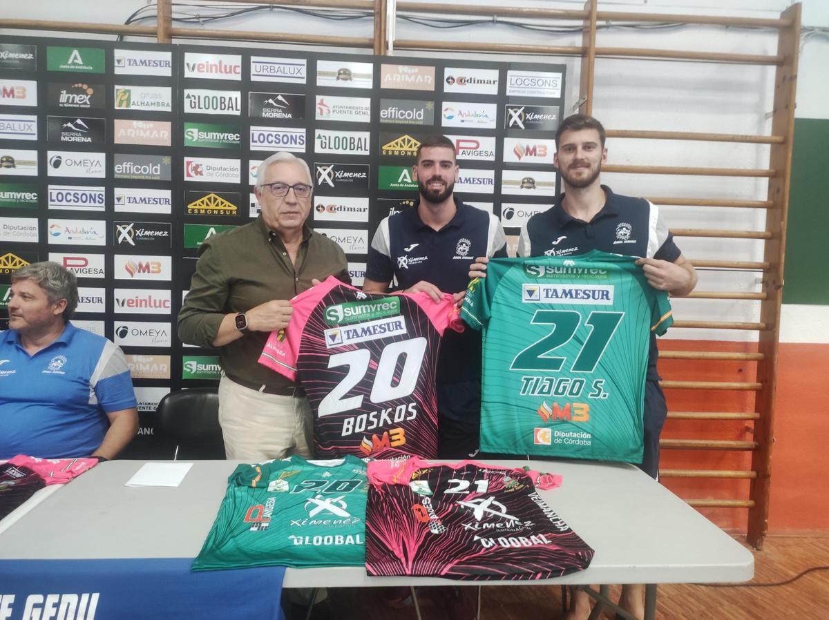Boskos y Thiago Sousa, con el presidente Mariano Jiménez.