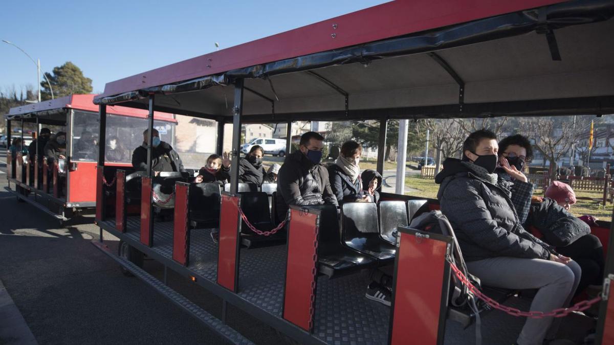 Viatgers que ahir van pujar al carrilet que circula aquest cap de setmana entre Cal Rosal i Berga