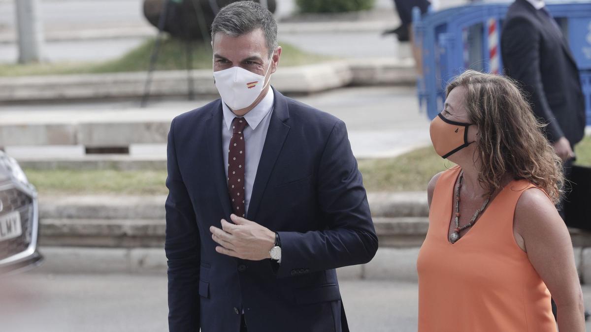 Pedro Sánchez y Francina Armengol.