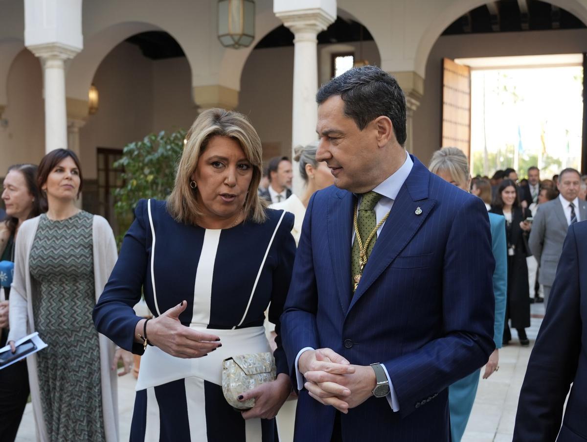 El presidente de la Junta de Andalucía, Juanma Moreno saluda a la senadora, Susana Díaz a su llegada al acto del Día de Andalucía.