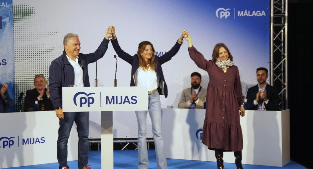 Elías Bendodo, Ana Mata y Patricia Navarro, en el congreos del PP de Mijas..