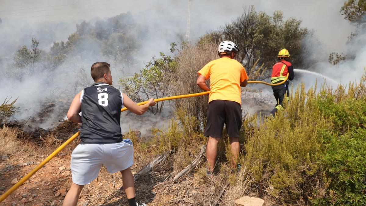 El incendio de la Vall d'Uixó, en imágenes: centenares de efectivos, vecinos ayudando y un fuego que no da tregua