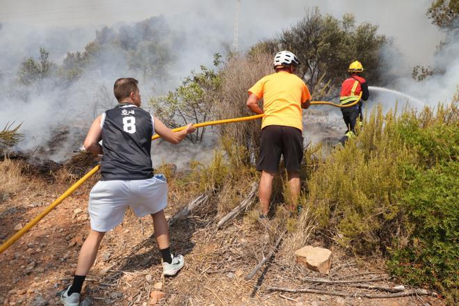 El incendio de la Vall d'Uixó, en imágenes: centenares de efectivos, vecinos ayudando y un fuego que no da tregua