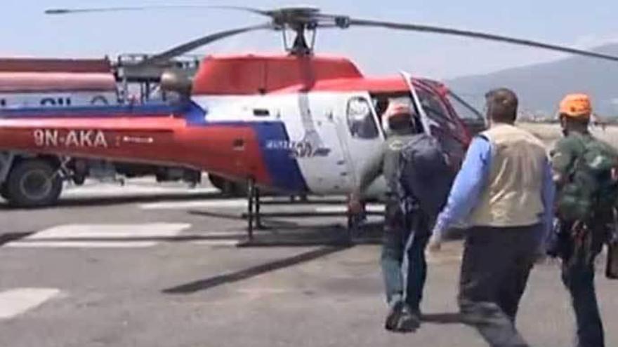 El embajador Gustavo de Arístegui, con chaleco, acompaña a los guardias hasta el helicóptero.