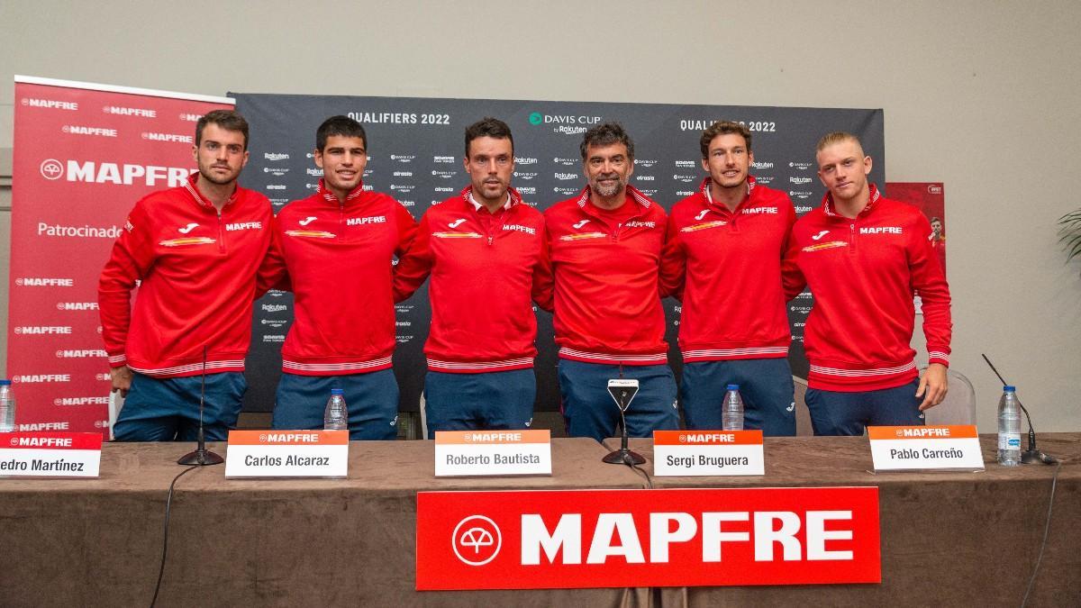 El equipo español, durante la rueda de prensa