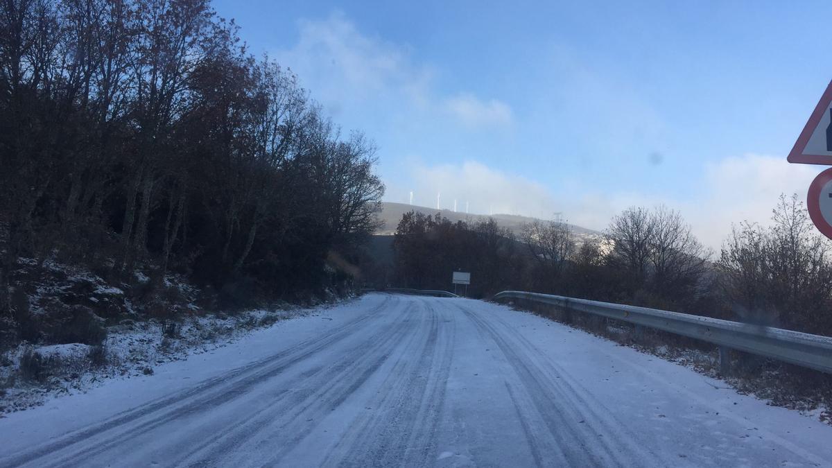 Carretera de la Diputación con sal para mejorar la circulación con hielo y nieve.