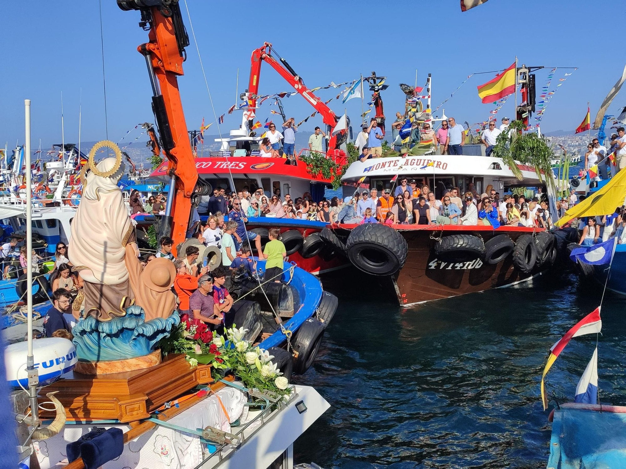 Cangas se hace a la mar por su Virgen del Carmen