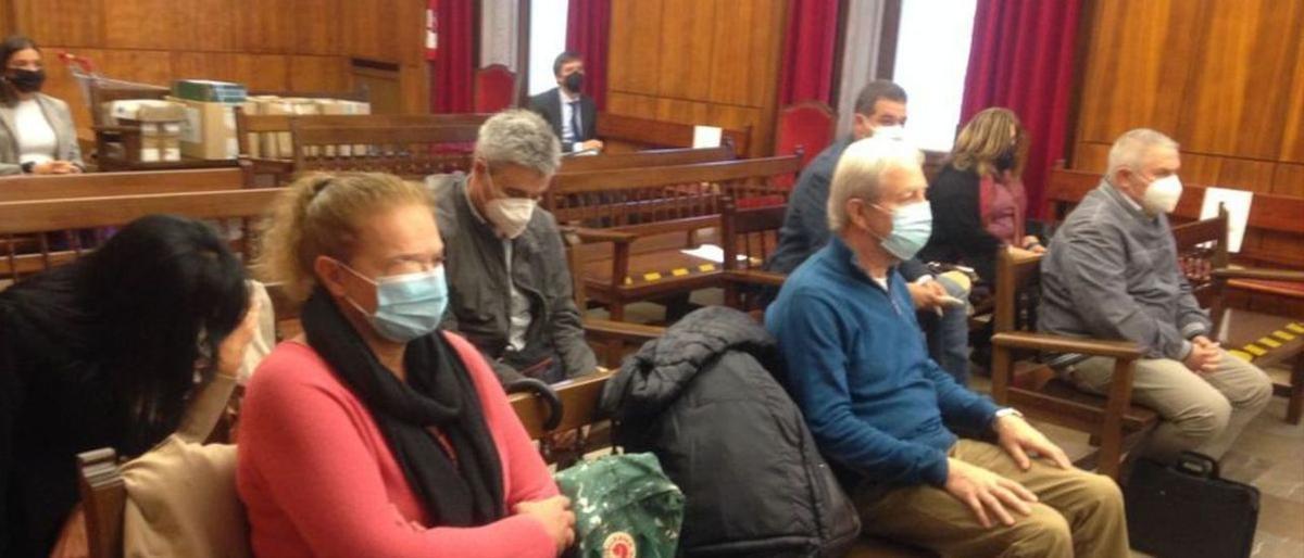 Los procesados, durante la primera sesión del juicio. En el centro y en primera fila, Justo Rodríguez Braga, ex secretario general de UGT-Asturias.