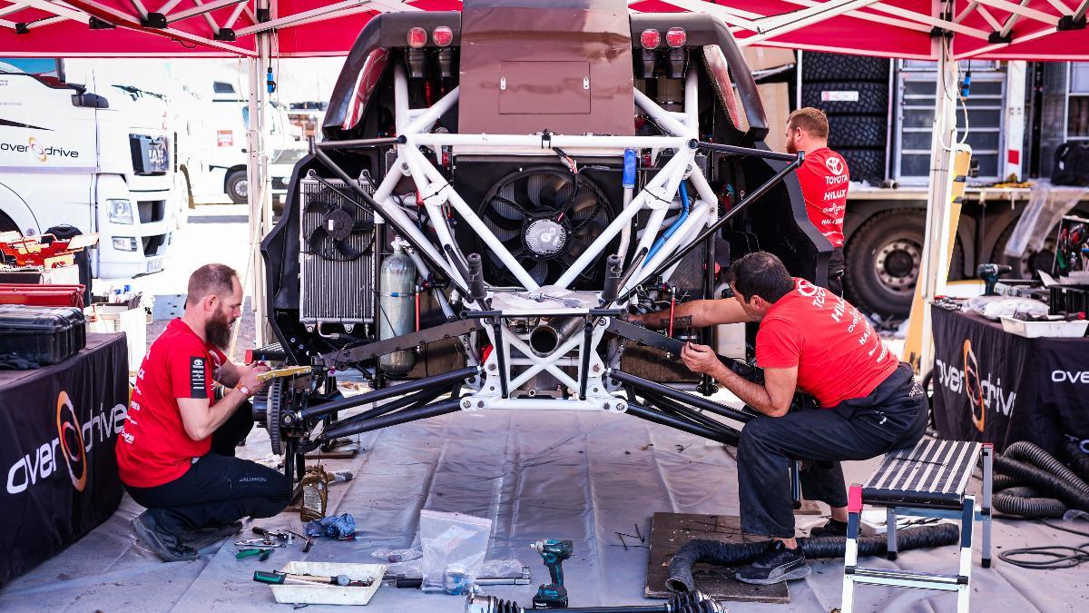 Para los mecánicos la jornada de descanso del Dakar es de todo menos descanso