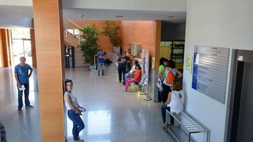 Colas para trabajar en la limpieza de playas. // G. Santos