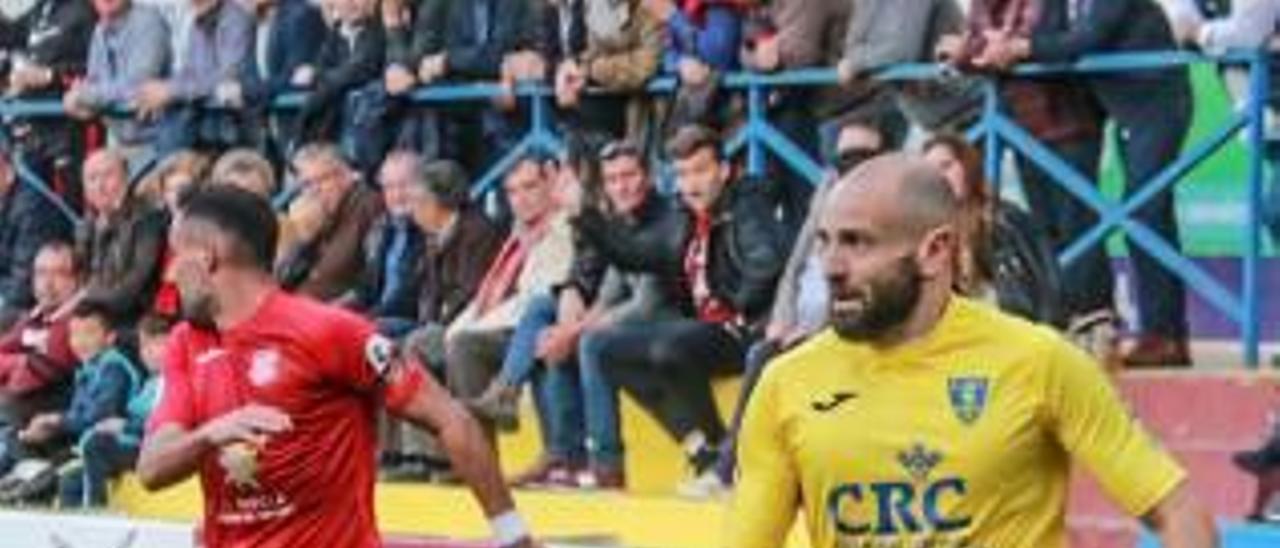 Chechu Flores conduce el balón en el derbi ante La Nucía en Los Arcos.