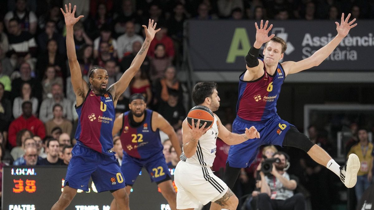 Vesely trata de interceptar un pase de Campazzo.