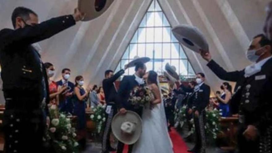 Una amante embarazada llega a la boda de él con su mujer: &quot;aquí está tu bebé&quot;