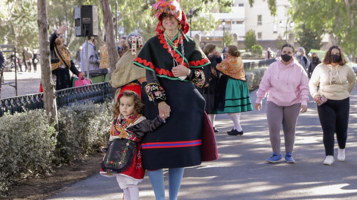 Una cacereña y su hija ataviadas con el traje típico.