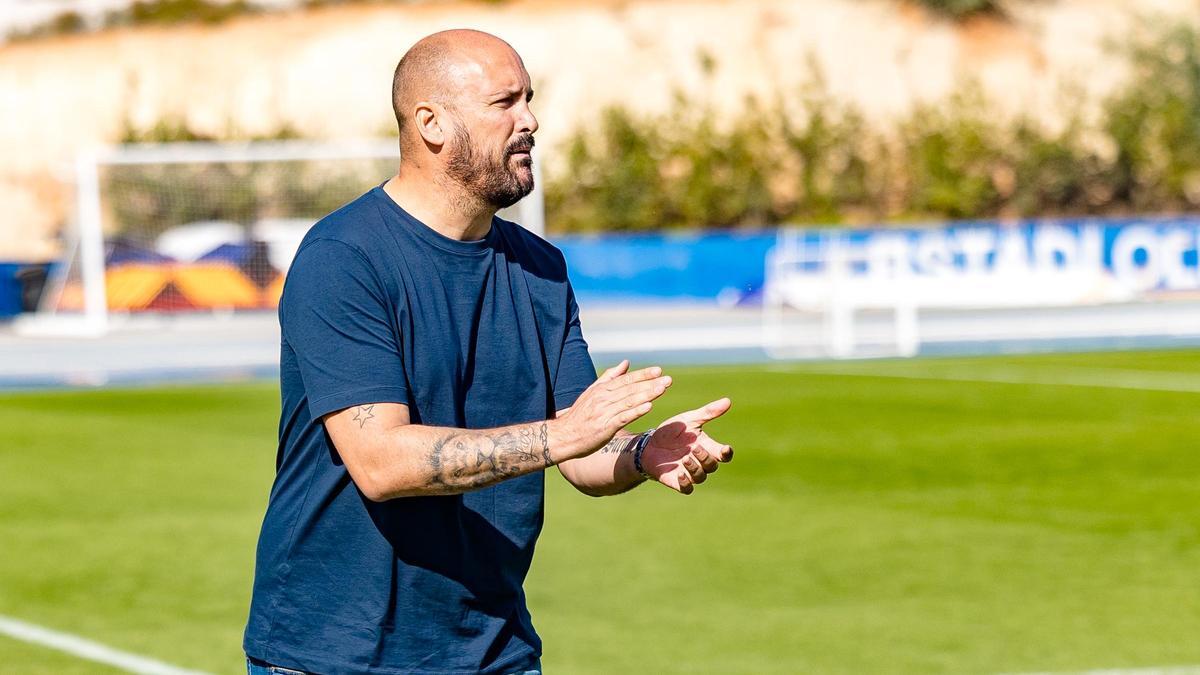 Kiko Lacasa dirige a La Nucía en uno de los cinco partidos en su primera etapa como entrenador