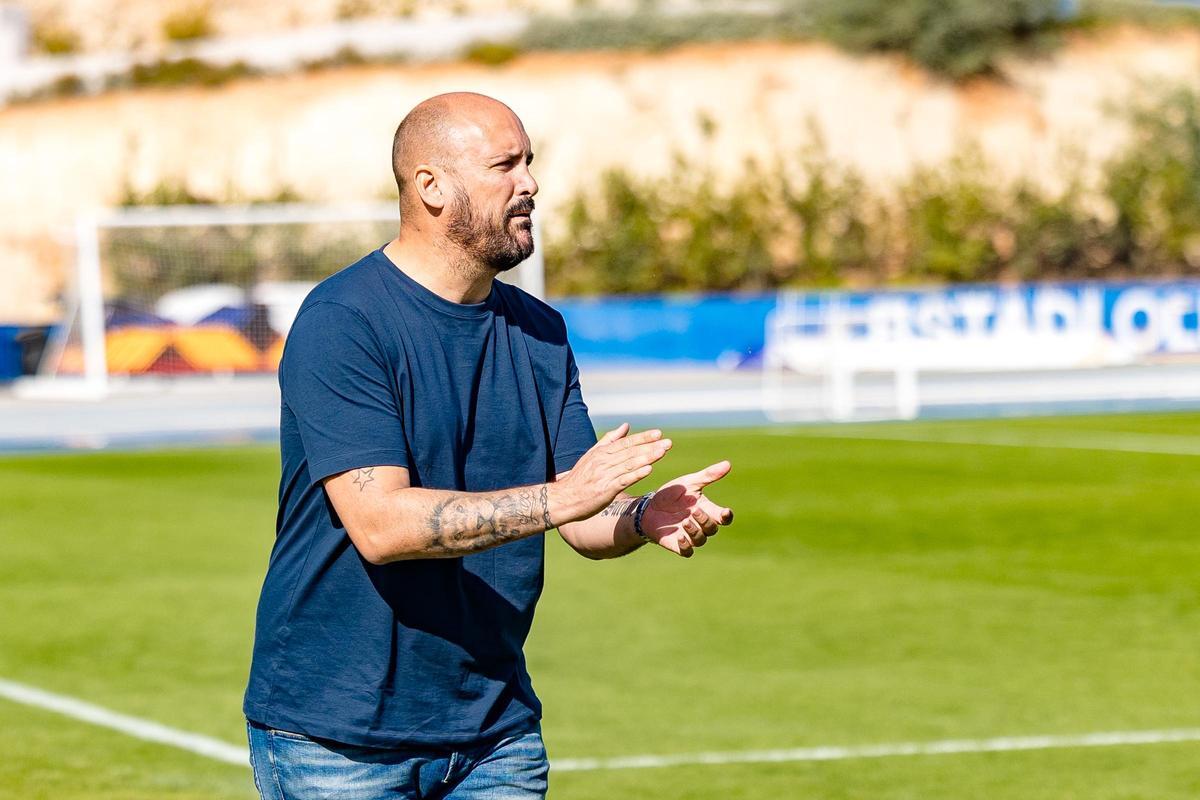 Kiko Lacasa dirige a La Nucía en uno de los cinco partidos en su primera etapa como entrenador