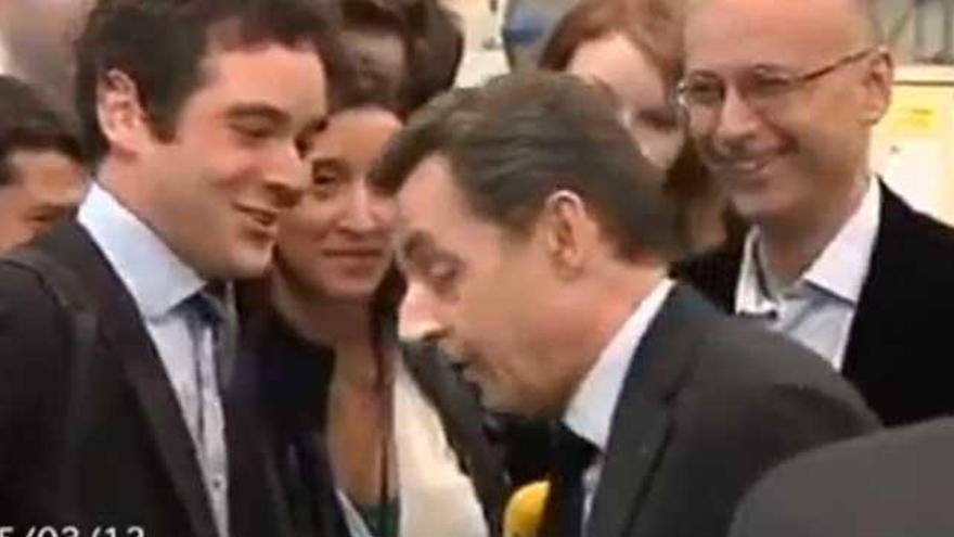 Sarkozy llama «gilipollas» al joven periodista situado a la izquierda.