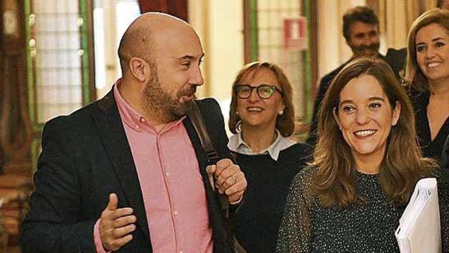 José Manuel Lage e Inés Rey, en la entrada a un pleno.