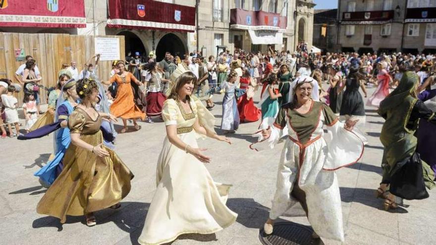 Asistentes a la Festa da Istoria, ayer en Ribadavia.