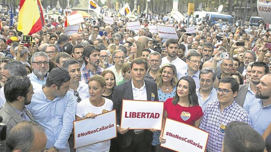 Ciudadanos explota en la calle la tensión por los lazos amarillos