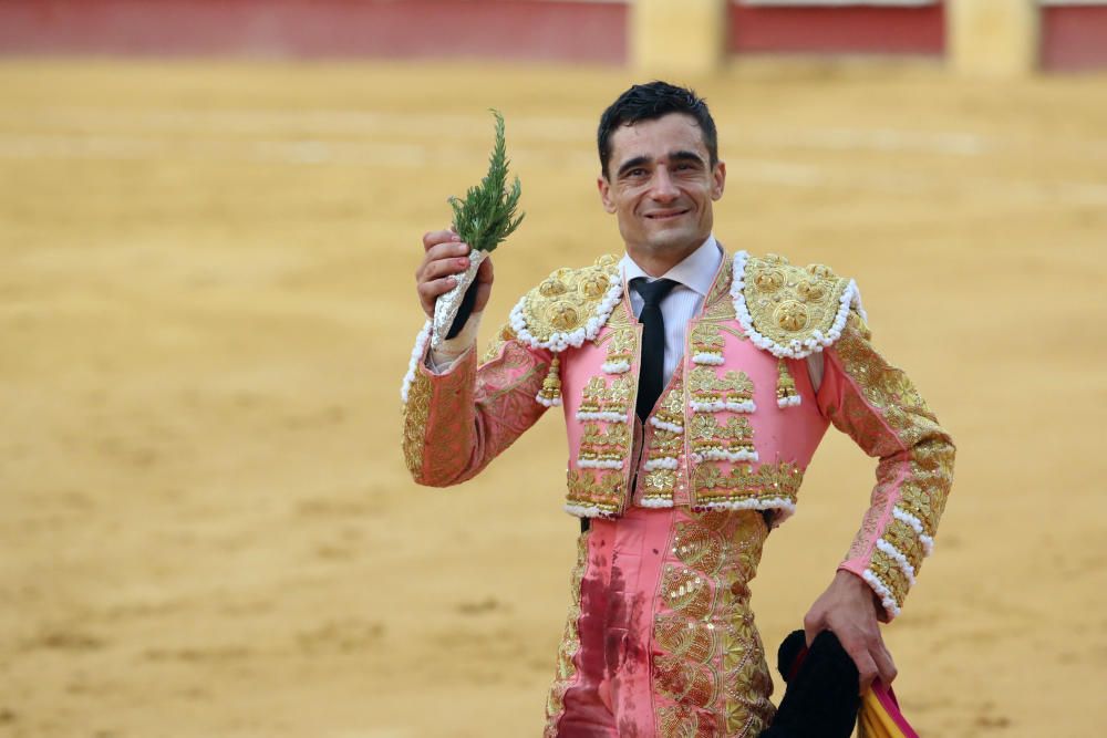 Las imágenes de la tercera corrida de abono de la feria taurina de Málaga en La Malagueta.