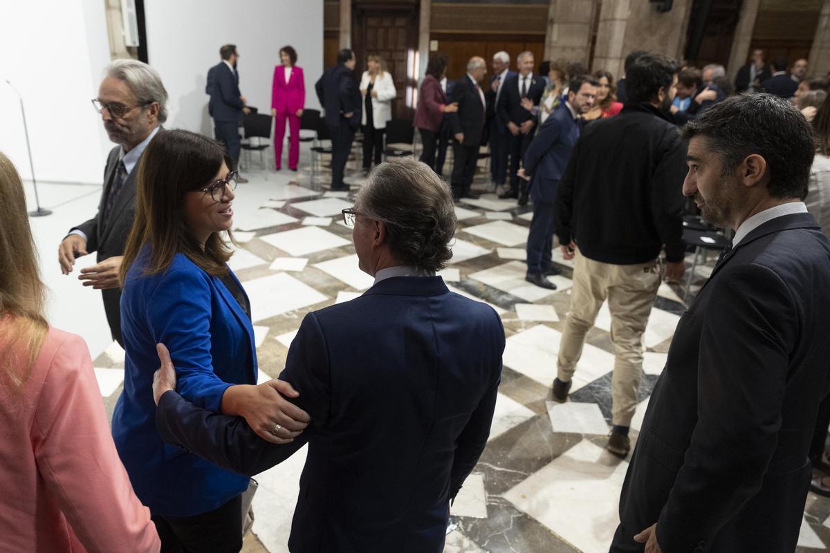 El nuevo gobierno catalán tras el acto de toma de posesión de los nuevos consellers que se ha celebrado este martes en el Palau de la Generalitat, antes de celebrar la primera reunión del nuevo Govern