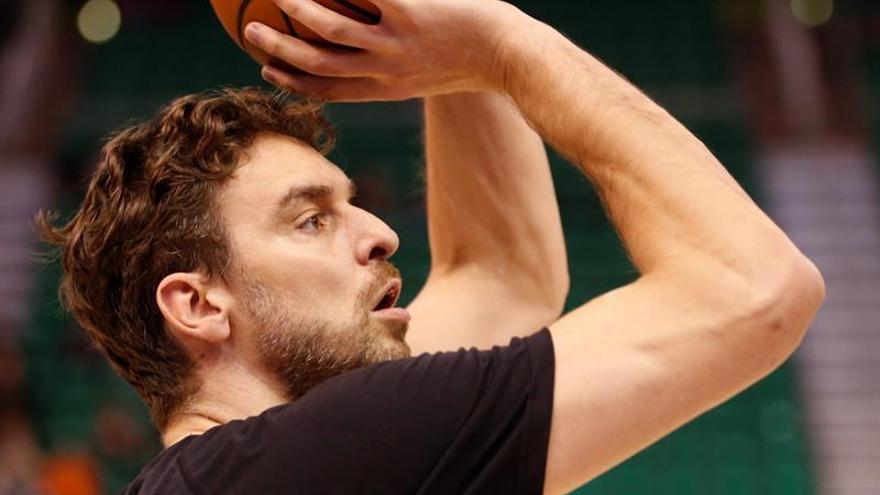 Pau Gasol vuelve a disfrutar del triunfo; pierden Marc Gasol y Mirotic