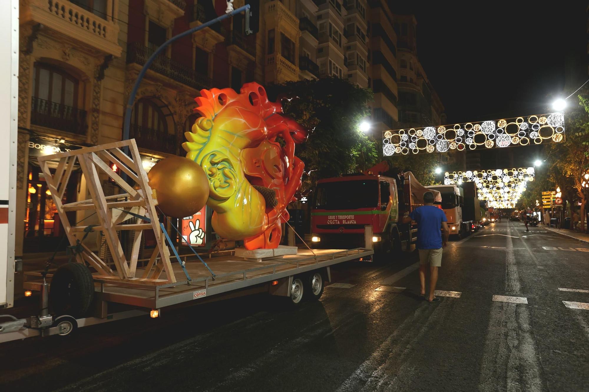 Las primeras piezas de la Hoguera Oficial 2025 llegan a la plaza del Ayuntamiento