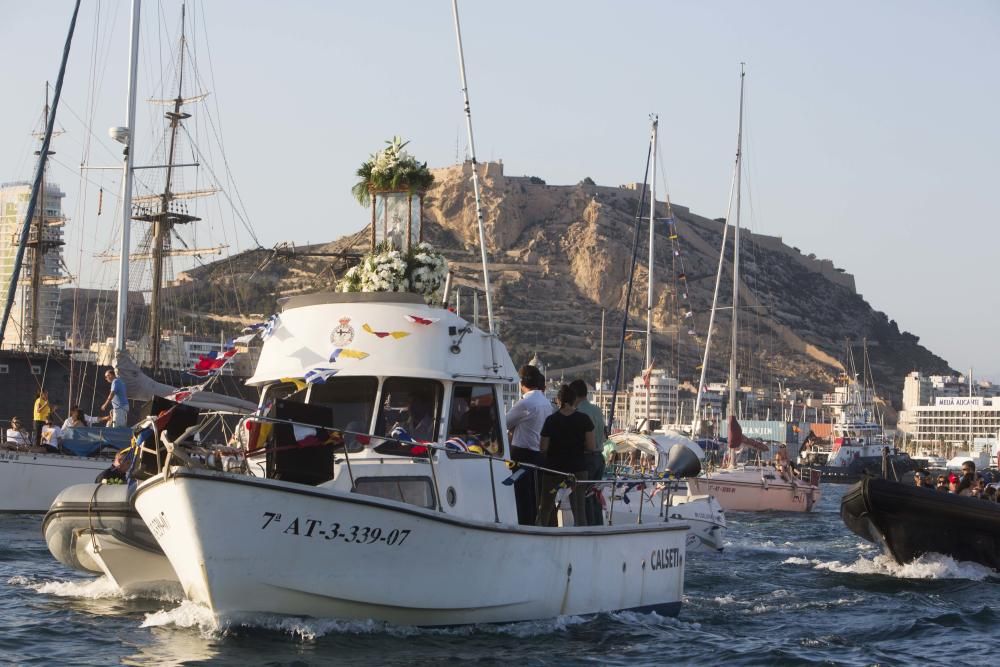 Ofrenda a la Virgen del Carmen en Alicante