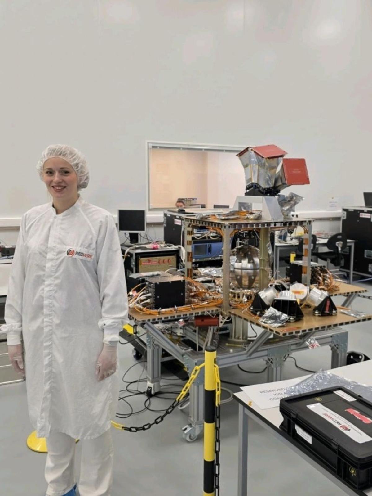 Carlota Keimer amb el satèl·lit ALTIUS a les instal·lacions de Redwire, a Bèlgica.