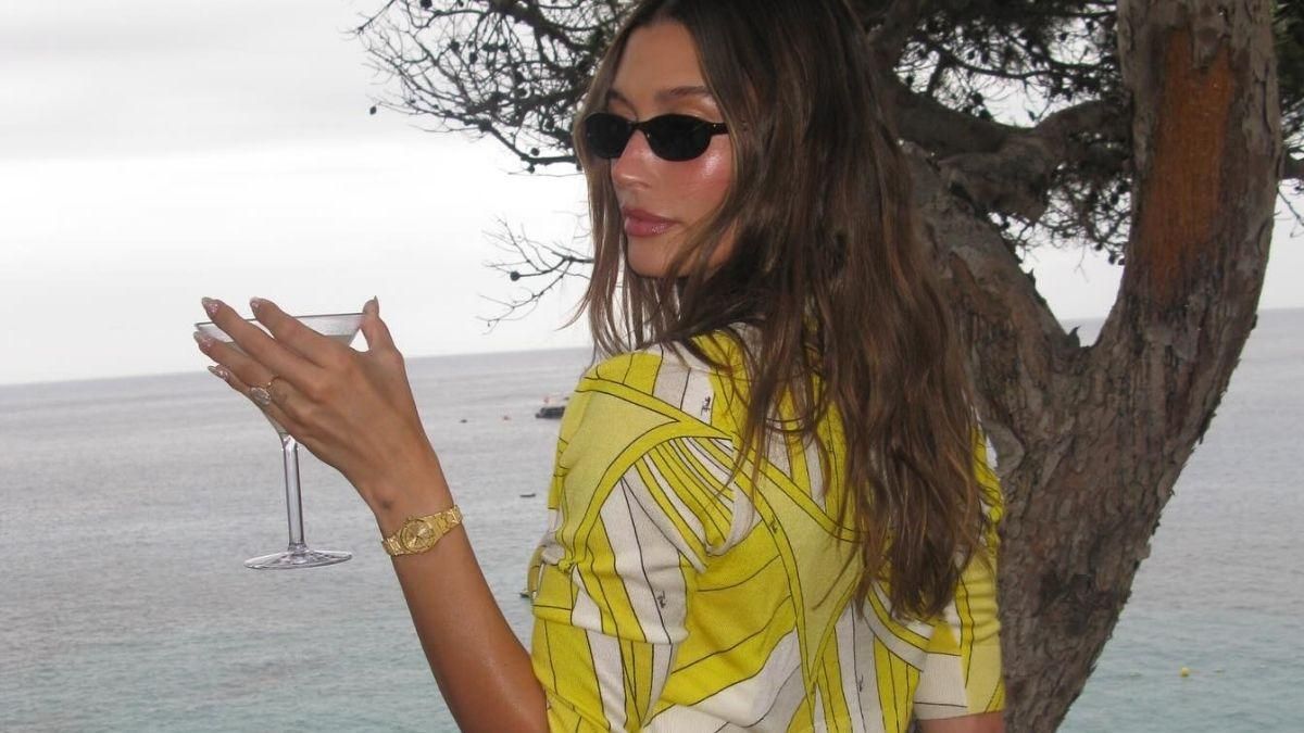 Hailey Bieber está en Mallorca y lleva el pañuelo en la cabeza como tu madre en los 90 (a la perfección)